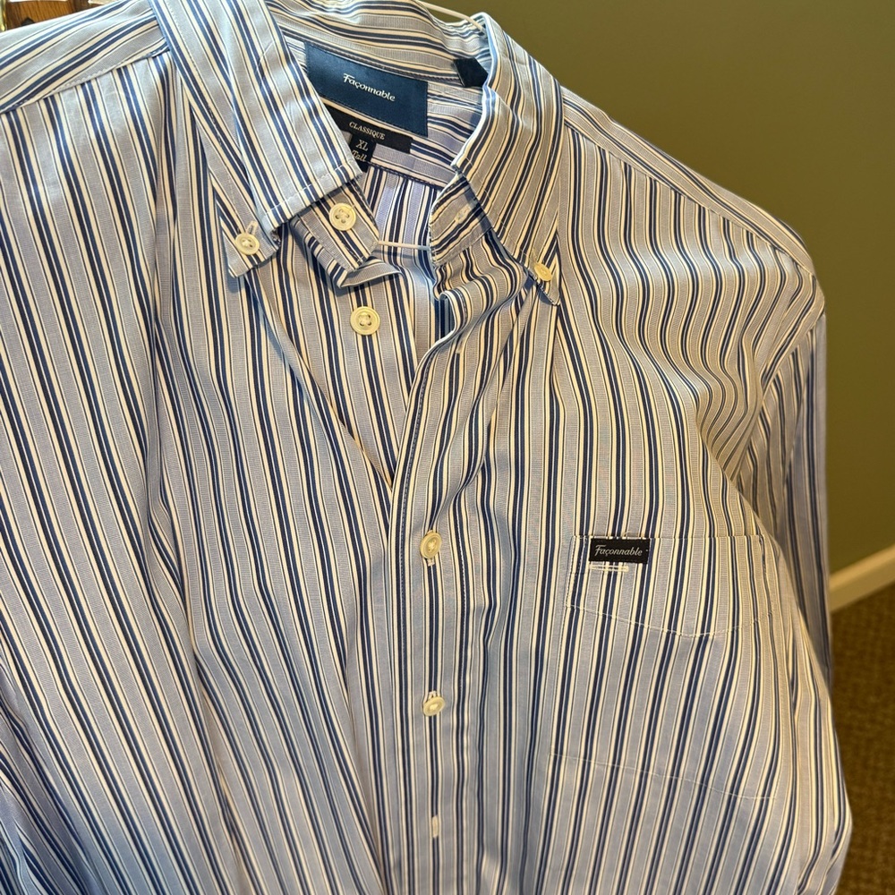 Façonnable classic blue striped button down. Rarely worn, excellent condition